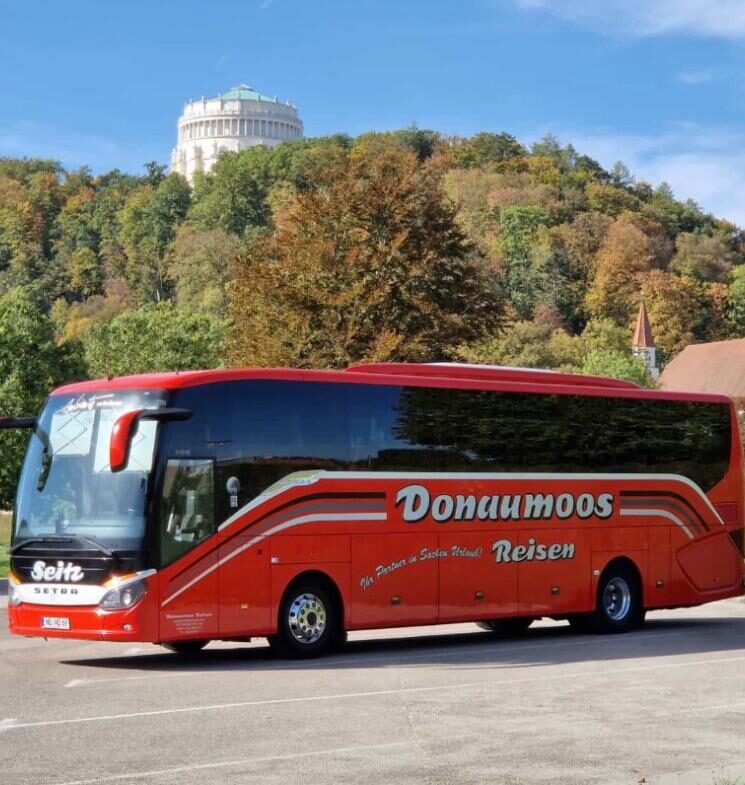 Setra-Reisebus Donaumoos Reisen vor der Befreiungshalle Kelheim im Altmühltal