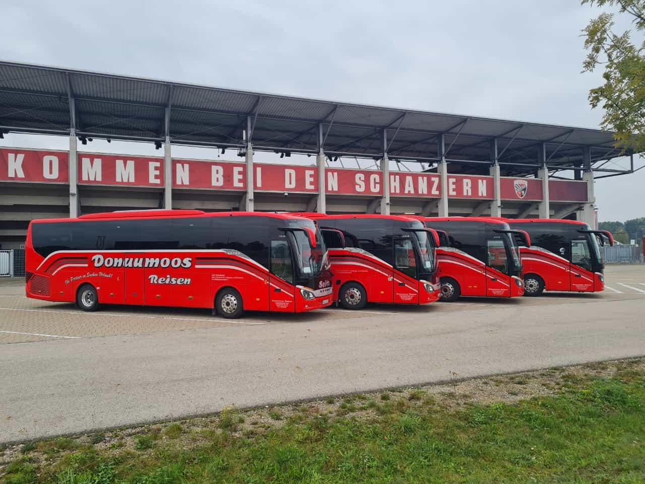 Vier Setra-Reisebusse Donaumoos Reisen vor der FC Ingolstadt Schanzer-Tribüne im Audi Sportpark