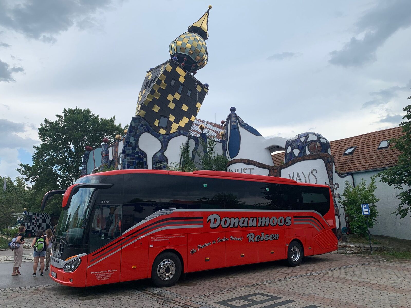 Donaumoos Reisen Setra-Reisebus vor dem Hundertwasser KunstHausWien während einer Städtereise
