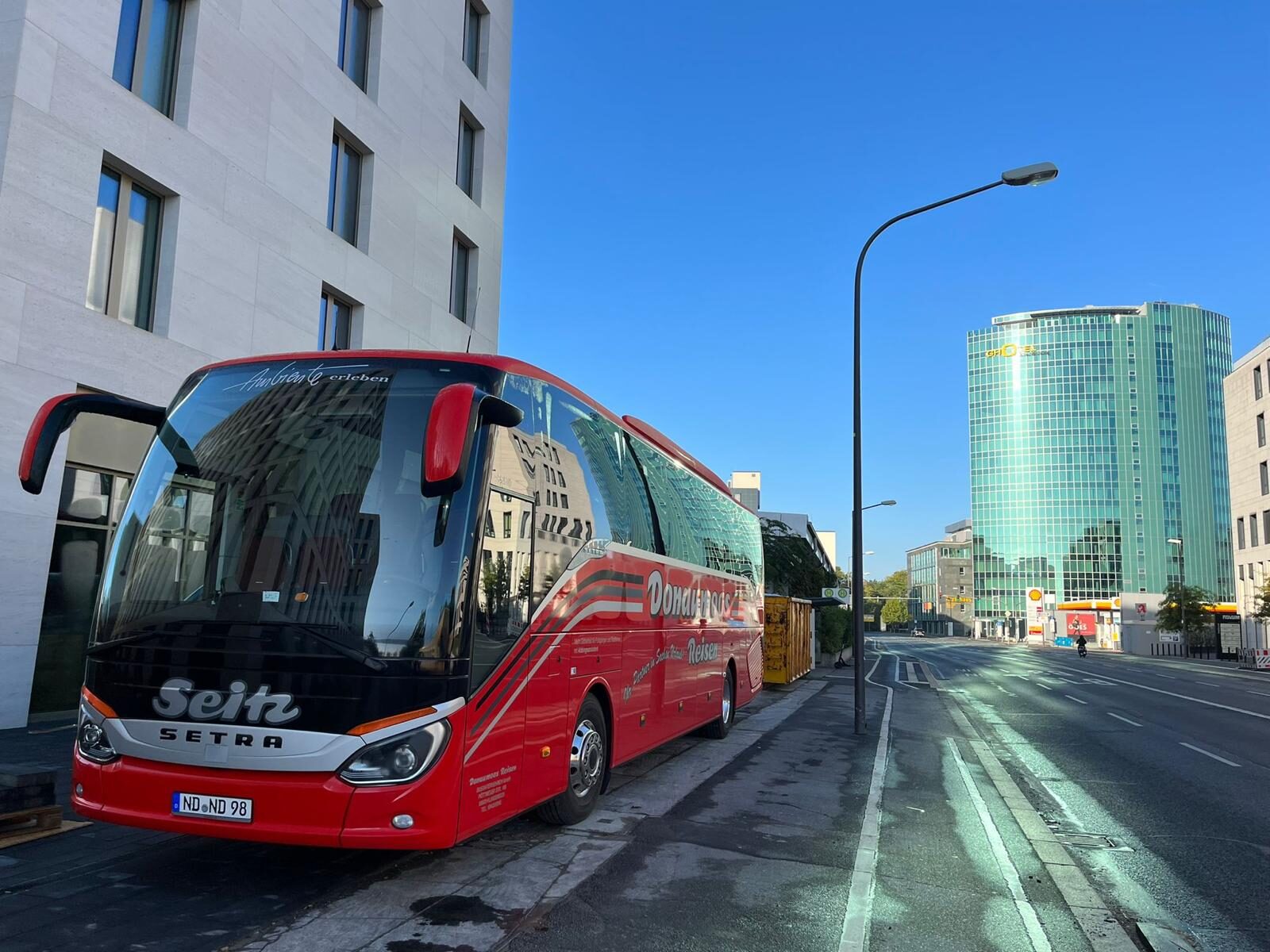 Setra Seitz-Reisebus Donaumoos Reisen vor moderner Stadtkulisse