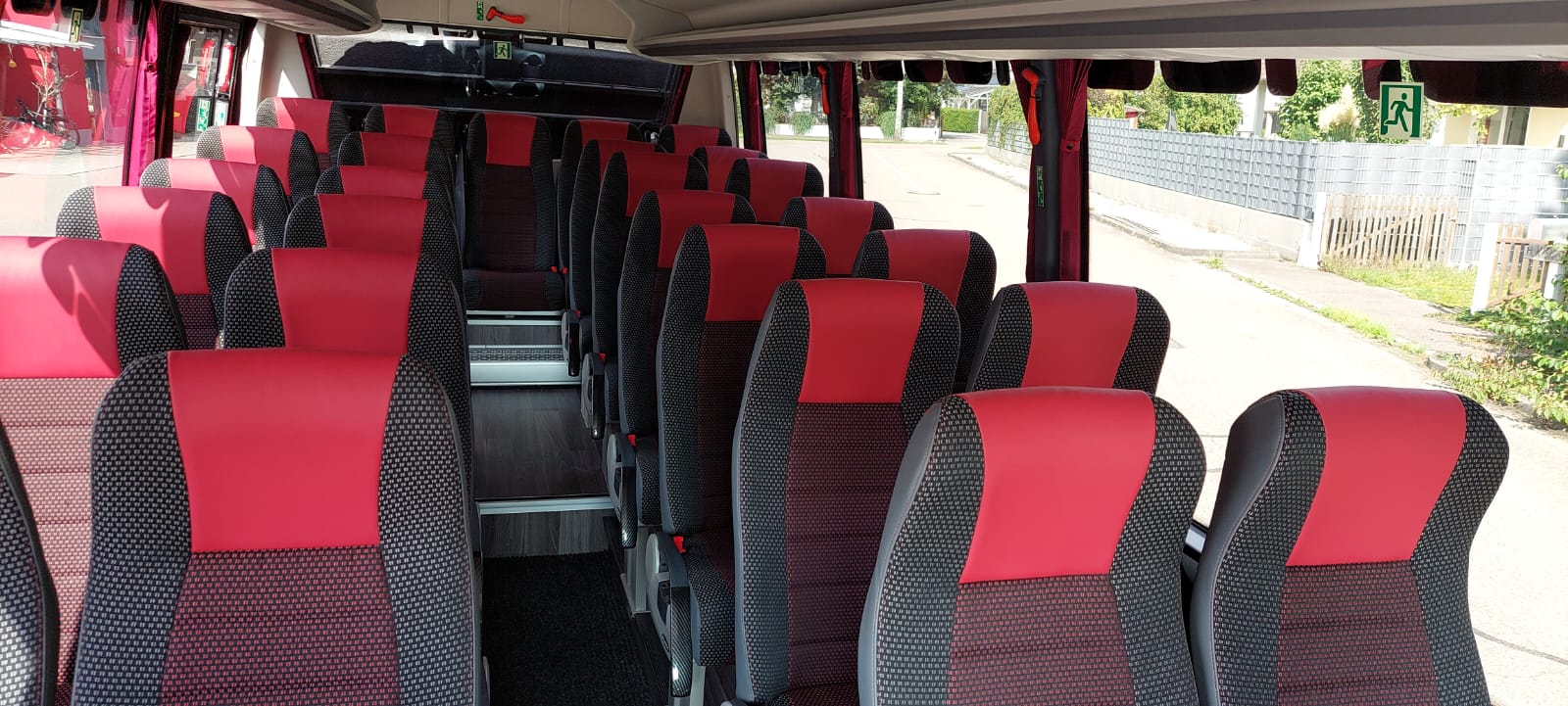 28-Sitzer Minibus Innenraum rote Komfortsitze Donaumoos Reisen