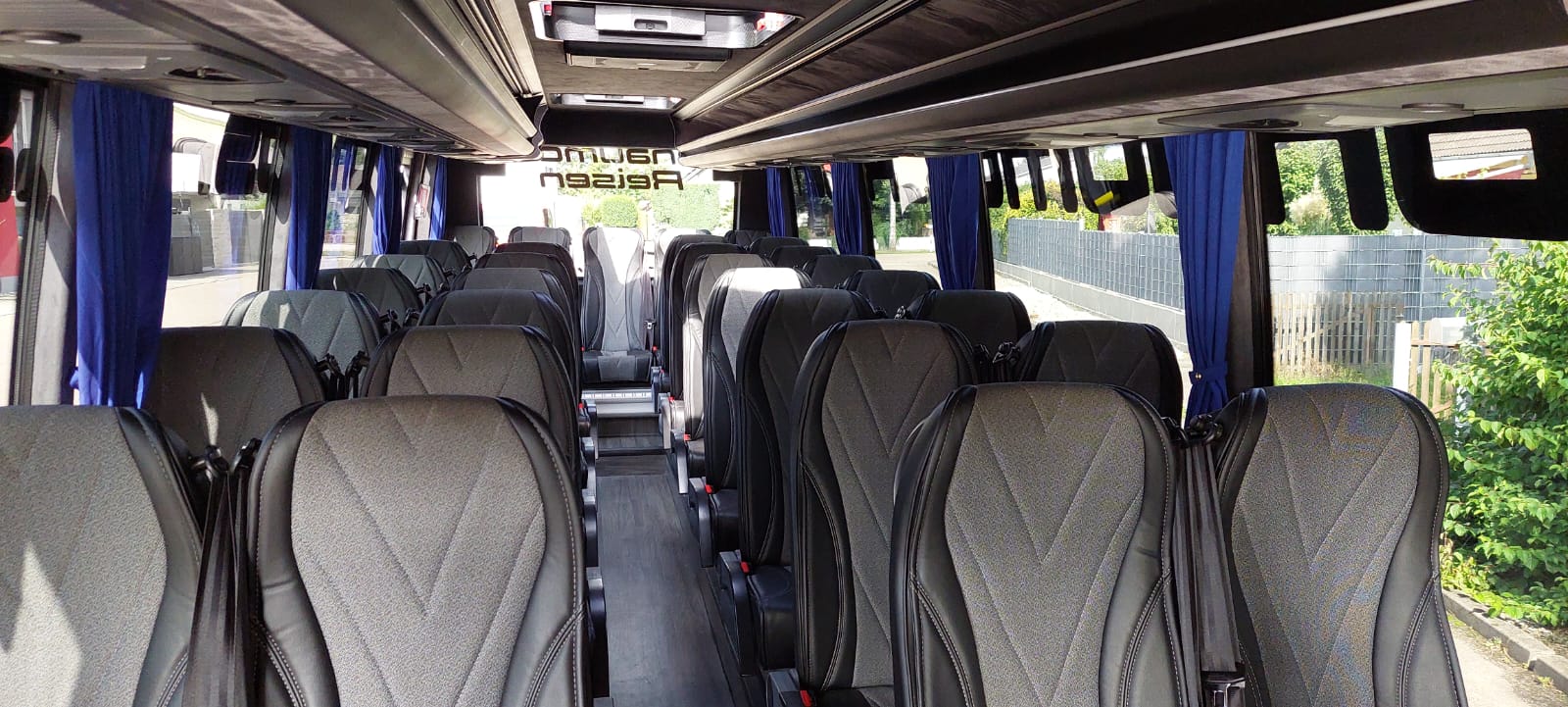 32-Sitzer Midibus Innenraum bequeme Sitze Donaumoos Reisen
