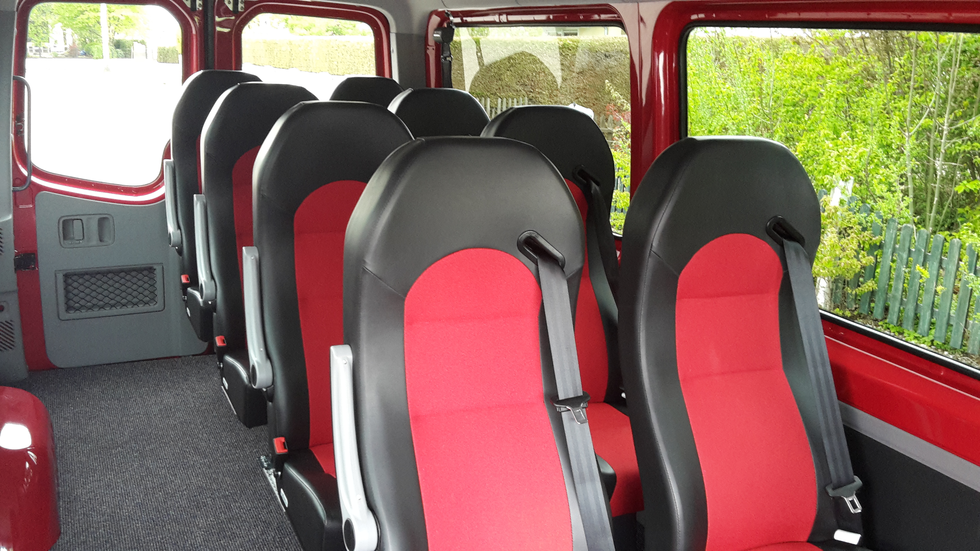 Mercedes Sprinter Innenraum rot-schwarze Sportsitze 8 Plätze